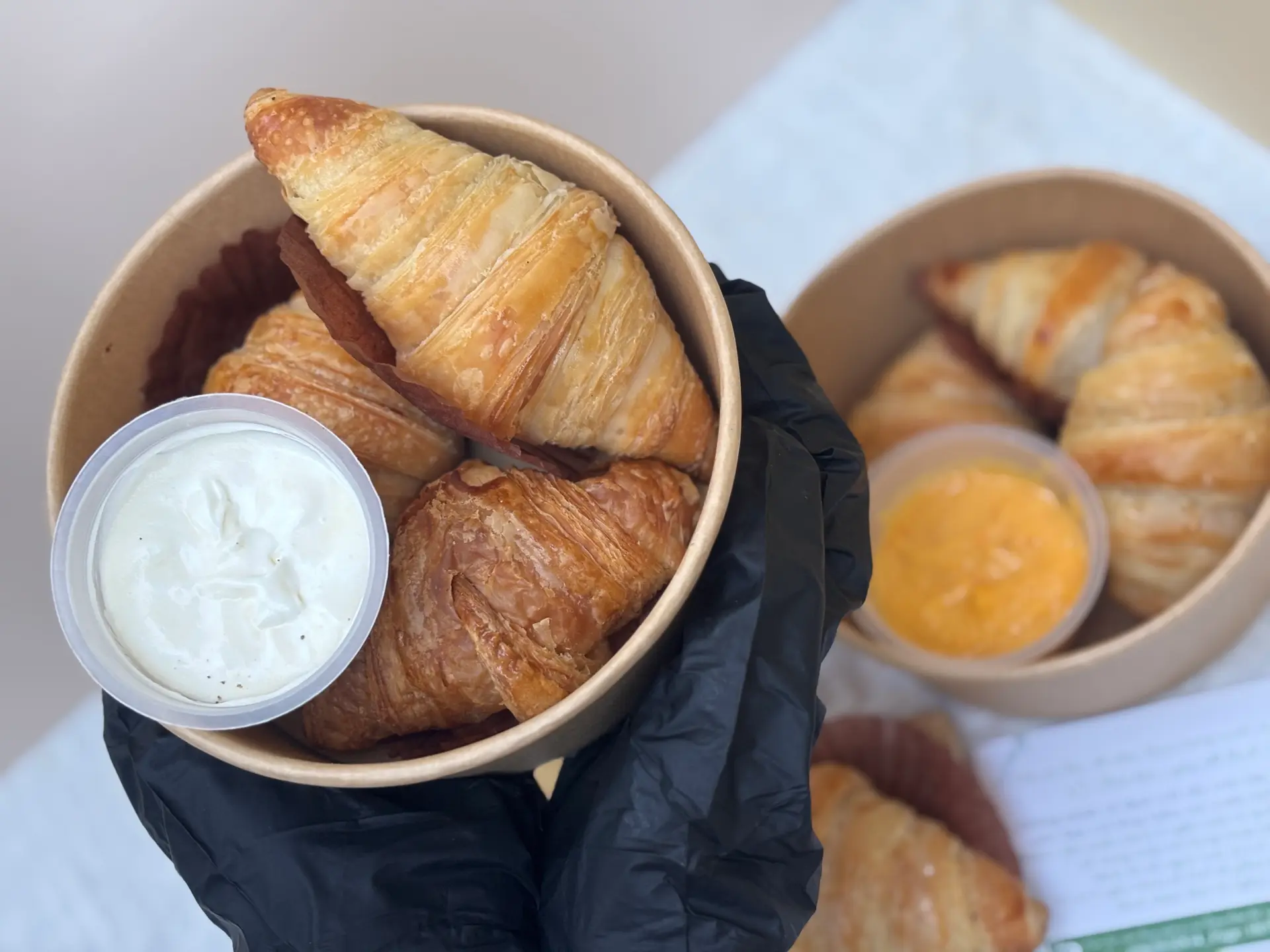 Hình ảnh Croissant chấm sốt phomai