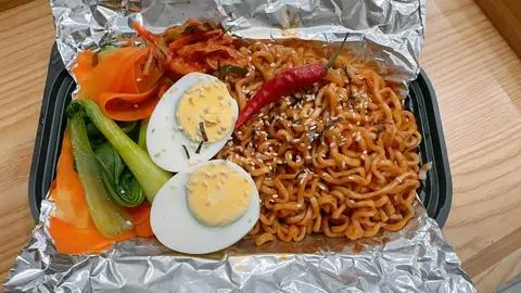Hình ảnh mì trộn cay samyang trứng