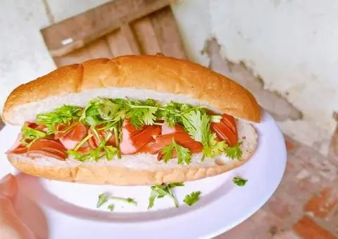 Hình ảnh bánh mì xúc xích chiên
