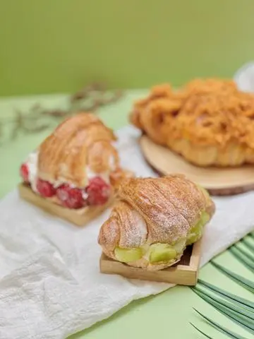 Hình ảnh Croissant kem whipping nho