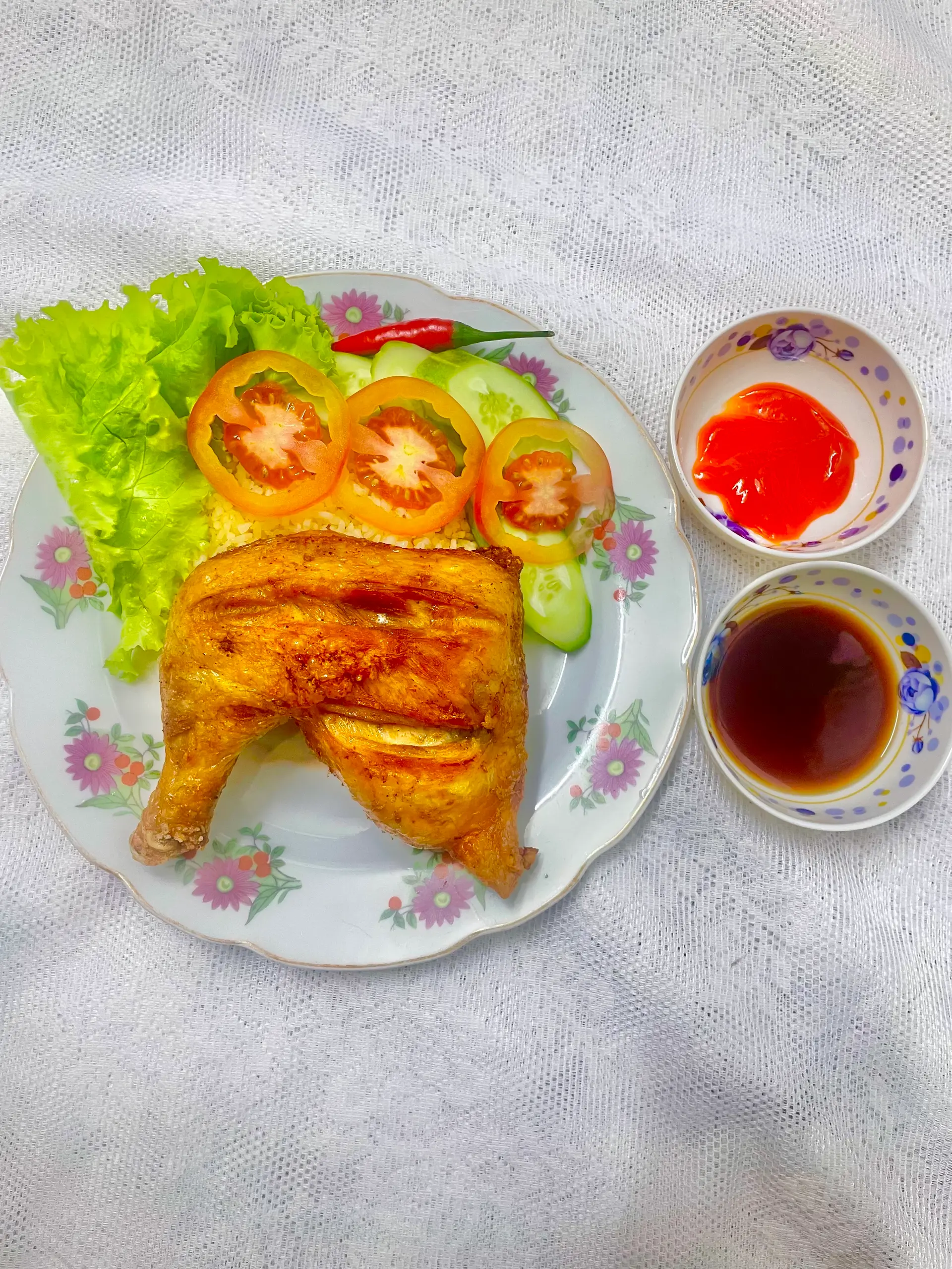 Hình ảnh Cơm Đùi Gà Xối Mỡ Giòn Ngon (Đùi Lớn)
