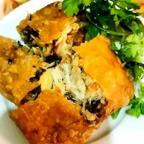 Hình ảnh 2 cái nem cua bể