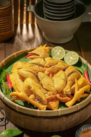 Hình ảnh Gà ủ muối nguyên con - Ông Gà Vàng