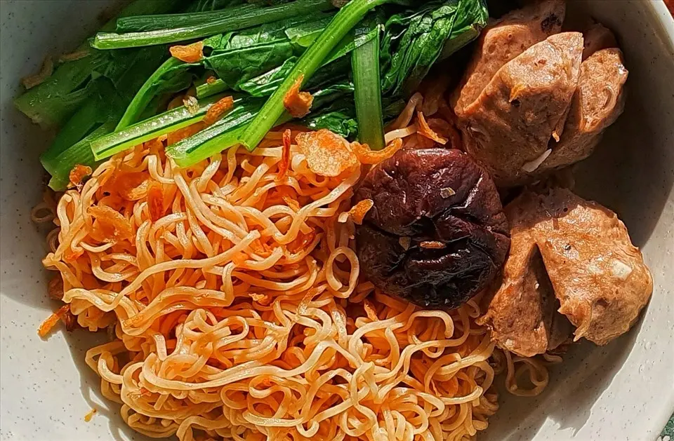 Hình ảnh mì gói trộn bò viên