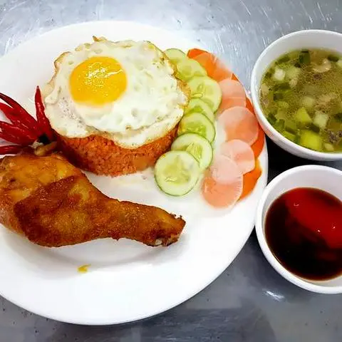 Hình ảnh Cơm Đùi Gà Ốp La