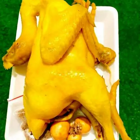 Hình ảnh Gà ủ muối nguyên con ôm trứng kèm rau dưa muối chấm