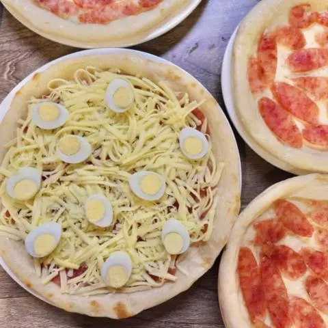 Hình ảnh Pizza Lạp Xưởng Trứng Cút  Size 20cm