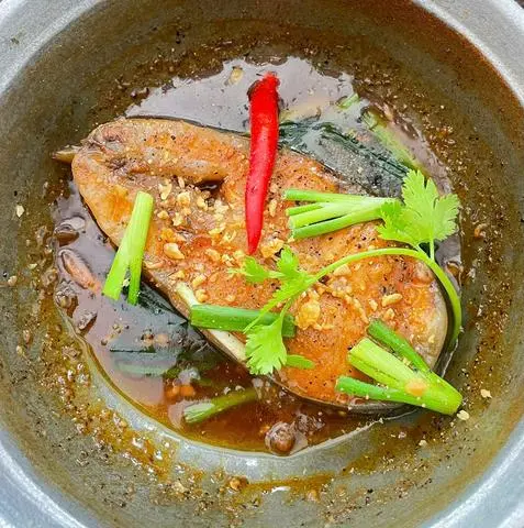 Hình ảnh Cơm đĩa cá hú kho tộ