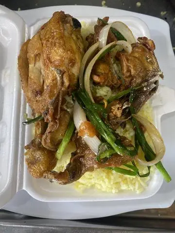Hình ảnh CƠM GÀ CHIÊN NƯỚC MẮM  HÀNH 