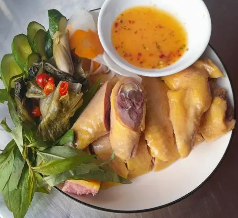 Hình ảnh Gà Ủ Muối Hấp Nóng 1/2 khay 550gr