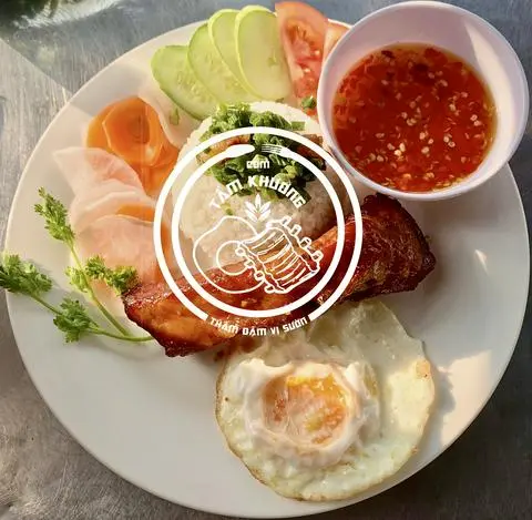 Hình ảnh Cơm tấm sườn cọng + chả + ốp la