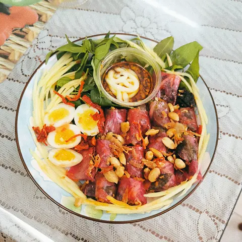 Hình ảnh Bánh tráng CUỐN sốt chua cay trứng cút lòng đào Đặc biệt
