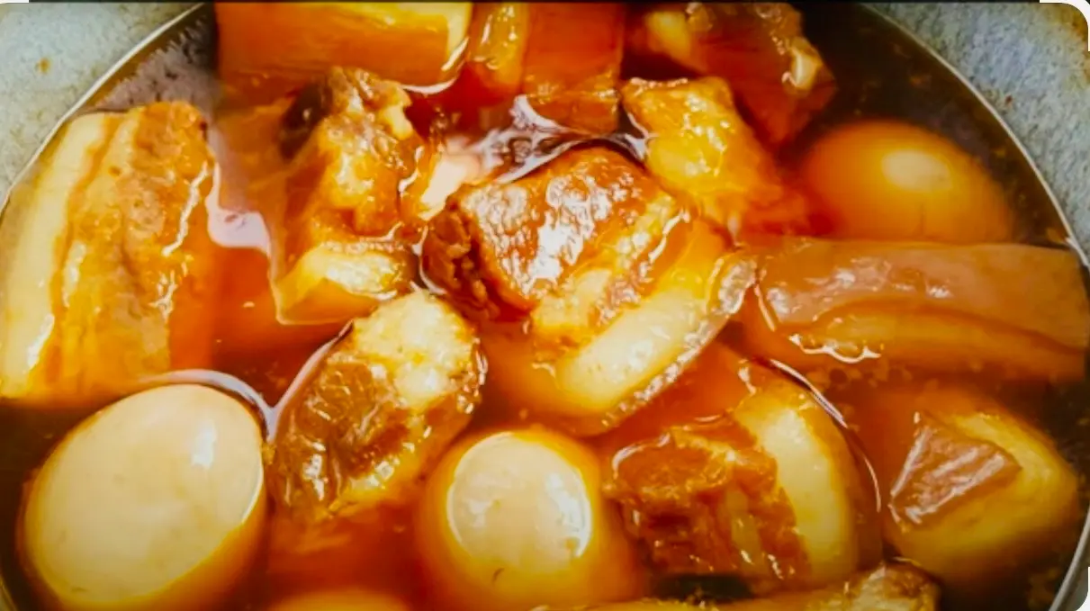 Hình ảnh Cơm thịt kho tàu nước dừa tươi