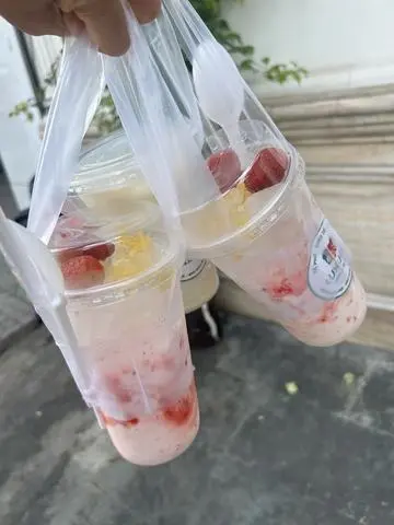 Hình ảnh Sữa chua Dâu Đác latte