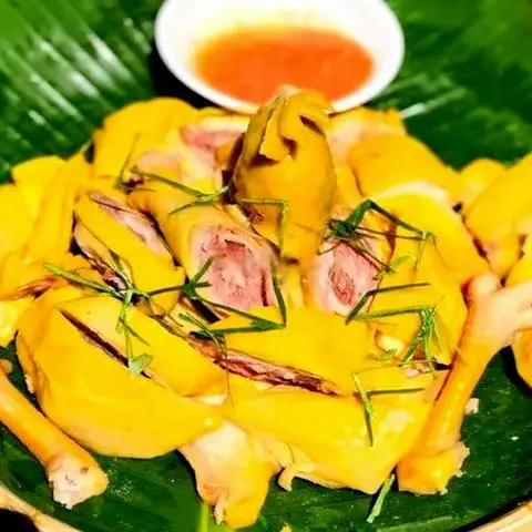 Hình ảnh Gà ủ muối nguyên con đầy đủ đầu - chân