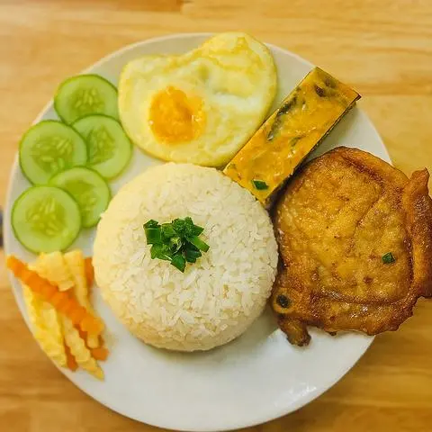 Hình ảnh Cơm Sườn Nướng + Chả+ Trứng ốp la ⭐️