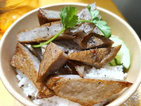 Hình ảnh Cơm trắng chả cá thu chiên