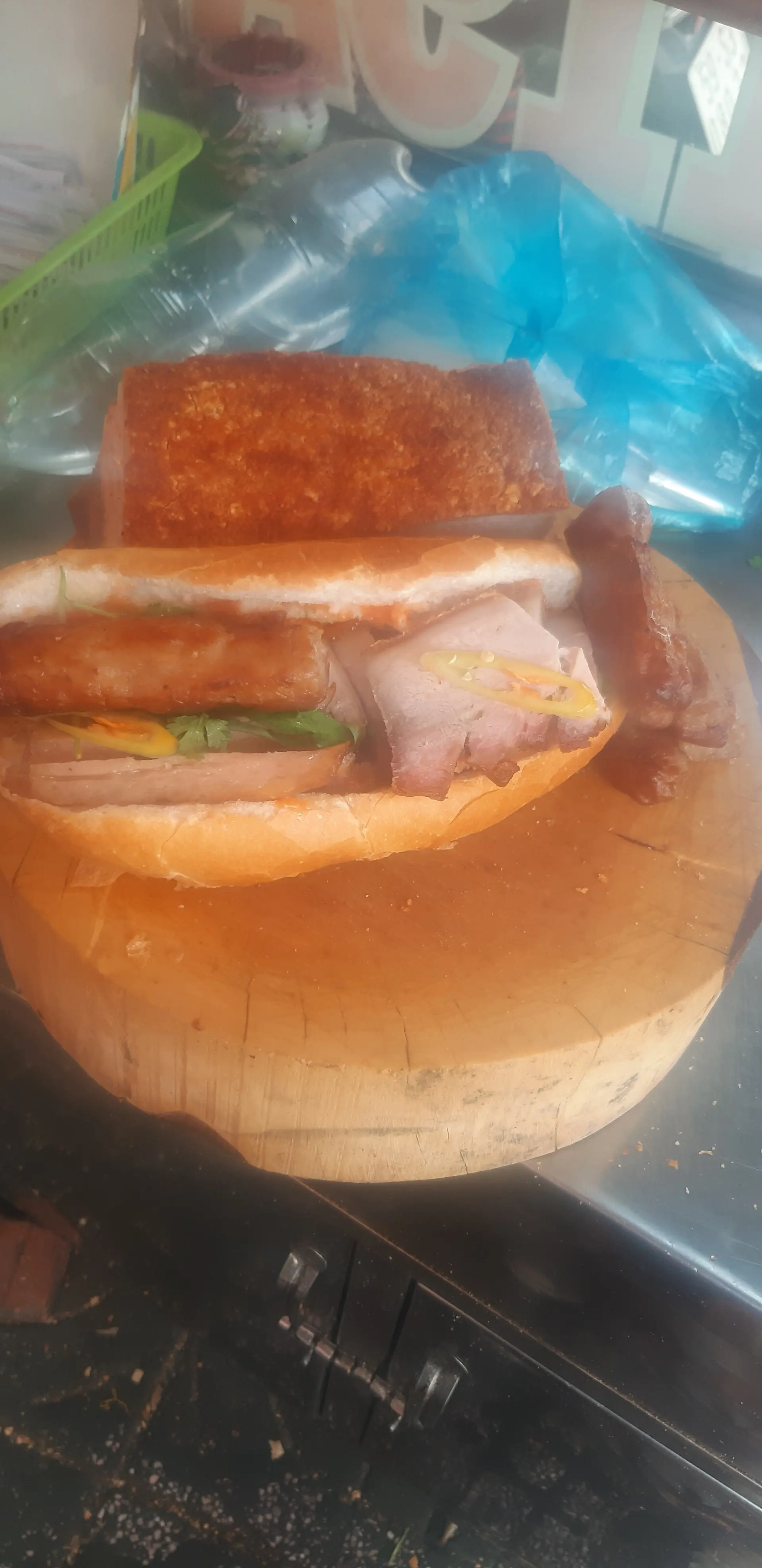 Hình ảnh Bánh mì heo quay nem nướng