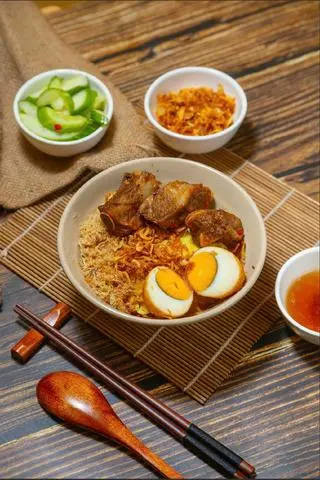 Hình ảnh Xôi xéo sườn cay , trứng kho , chà bông 