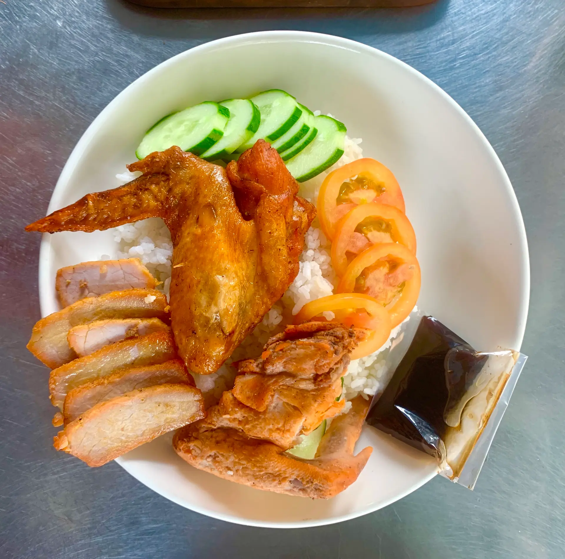 Hình ảnh Cơm cánh gà quay xá xíu