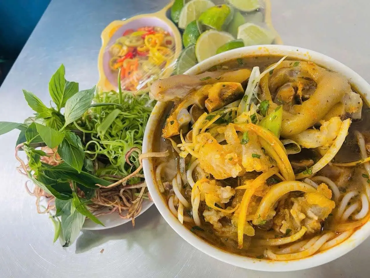Hình ảnh Bún bò tái giò chả