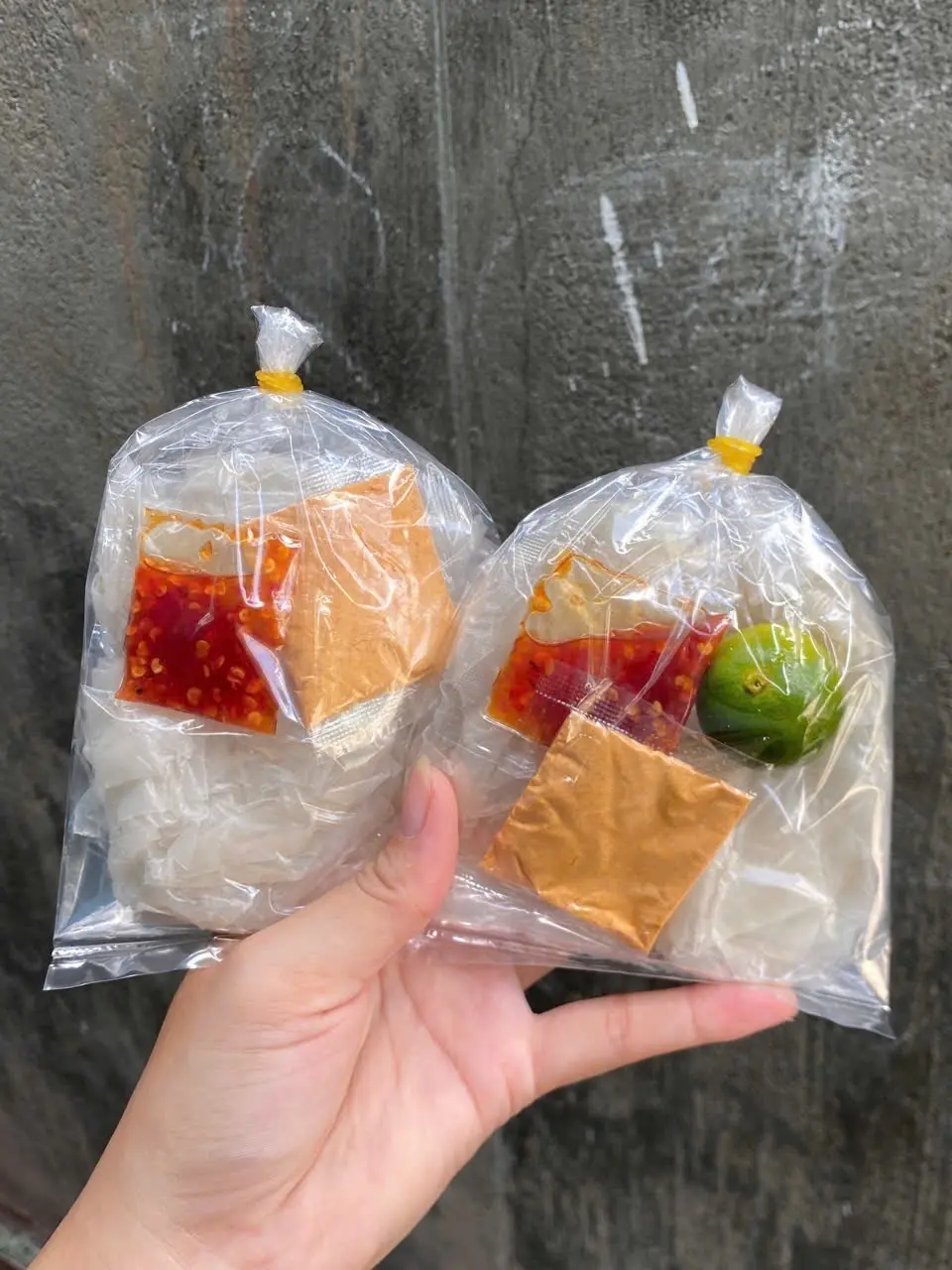 Hình ảnh Bánh Tráng Muối Nhuyễn Ớt Rim
