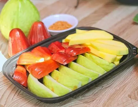 Hình ảnh Hộp mix 3 món - xoài - ổi - mận