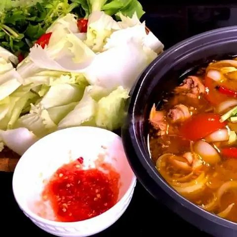 Hình ảnh Lẩu Gà Chua Cay Kèm Bún - Rau