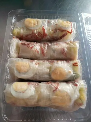Hình ảnh bánh tráng cuốn chấm sốt me 4 cuốn 