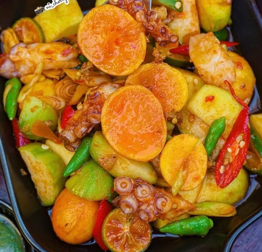 Hình ảnh Trứng non mix bạch tuộc sốt thái ( không có chân gà)