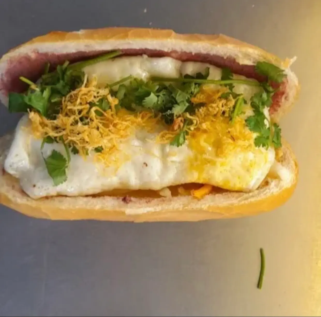 Hình ảnh Bánh mì heo quay ốp la 