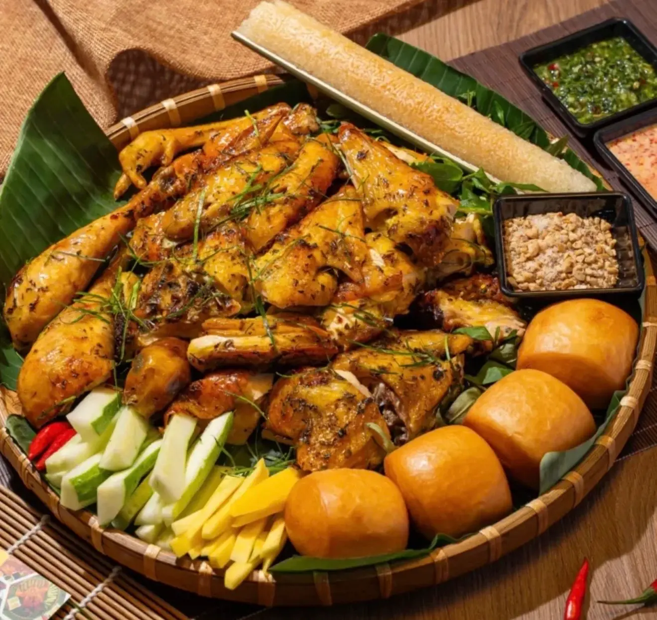 Hình ảnh Gà Nướng Lu Tây Nguyên ( Kèm 2 cơm lam + 5 bánh bao)