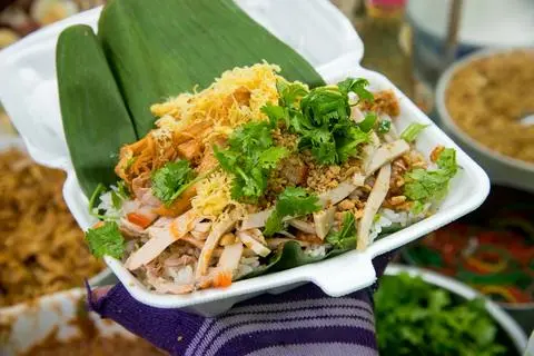 Hình ảnh Xôi thịt chả đầy đủ