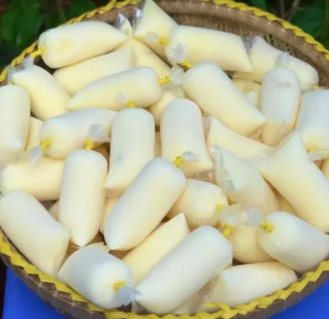 Hình ảnh Yaourt  Dẻo Nhà Làm Từ Sữa Tươi Vinamill & Sữa Đặc   (10 bịch)