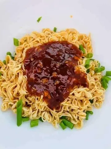 Hình ảnh Mì Trộn Sốt + Cải Thìa