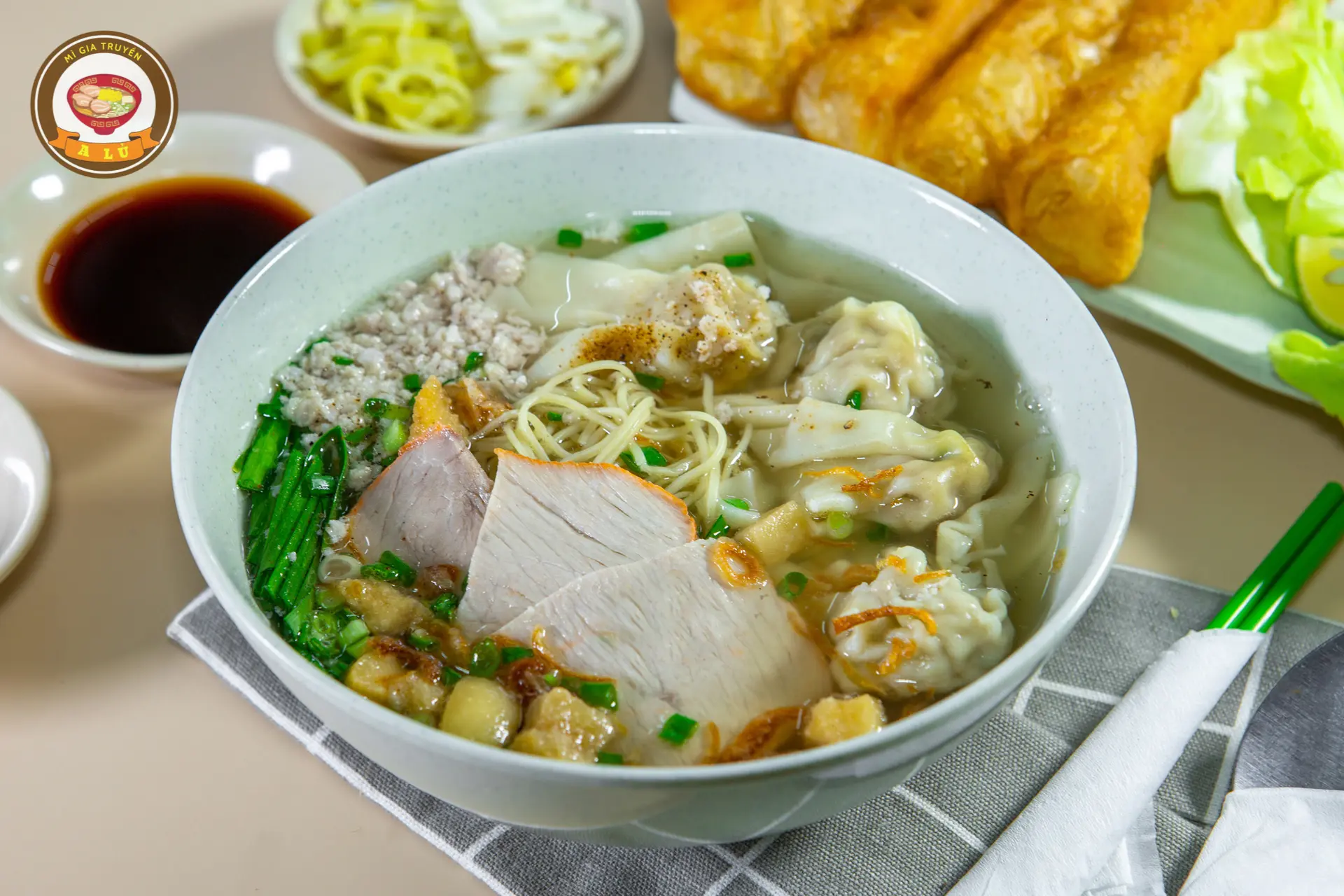 Hình ảnh Hủ tiếu mì hoành thánh thịt