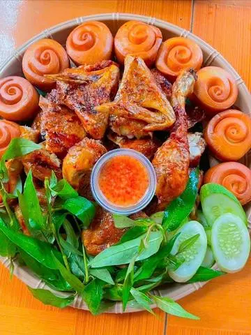Hình ảnh Gà nướng mắm nhĩ kèm 10 bánh bao