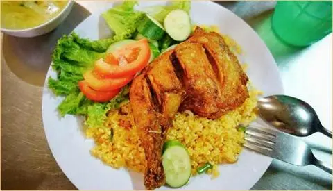 Hình ảnh cơm chiên dương châu gà xối mỡ