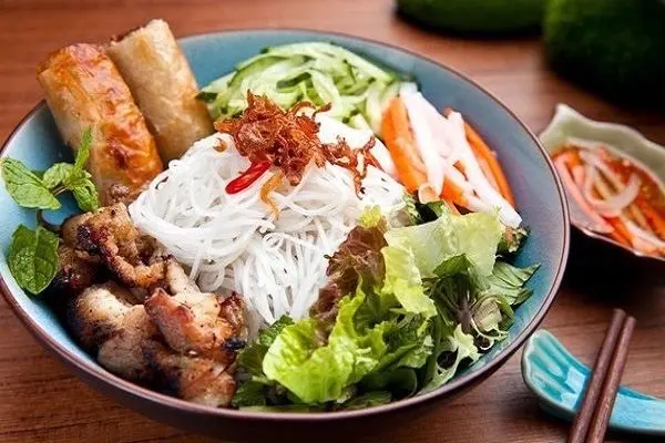 Hình ảnh Bún nước tương thịt luộc - chả giò nhà làm