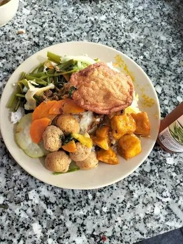 Hình ảnh cơm thập cẩm+ chả cá chay + pesi