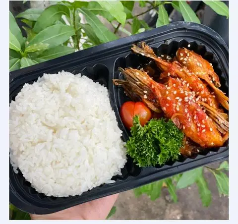 Hình ảnh Khay cơm vây cá hồi xốt cay