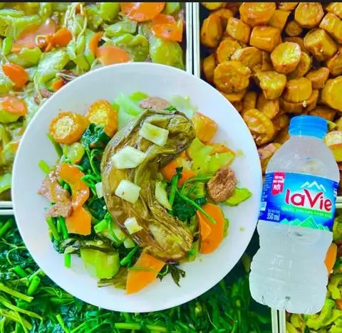 Hình ảnh cơm cà tím chiên mắm+ nước khoáng 