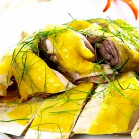 Hình ảnh Gà luộc chặt nửa con