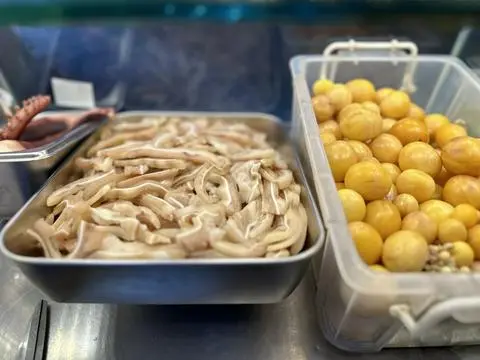 Hình ảnh Chân Gà Mix Tai Heo Sốt Thái 