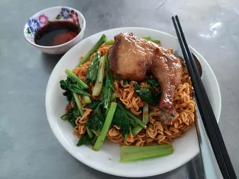 Hình ảnh Mì trộn đùi gà sốt mắm tỏi