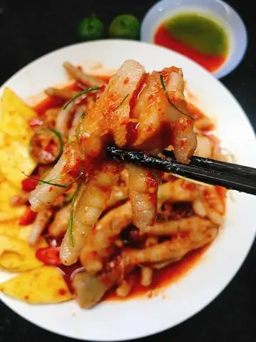 Hình ảnh Chân gà nguyên xương trộn sate cay - mặc định cay