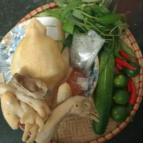 Hình ảnh Gà Tre Hấp Nguyên Con + Đồ Chấm Rau Ăn Kèm 