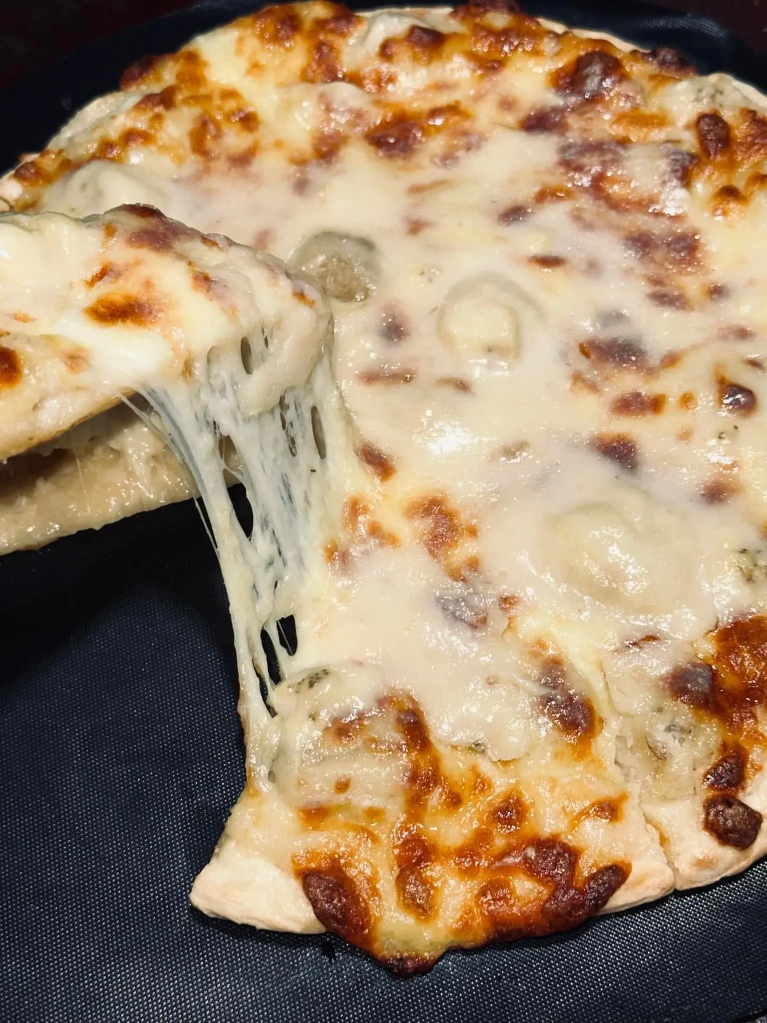 Hình ảnh Pizza phô mai trứng gà non