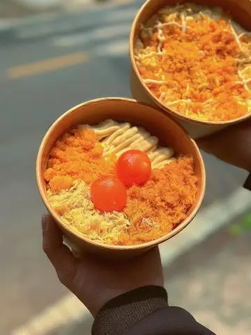 Hình ảnh Bông lan trứng muối - 2 trứng hộp tròn