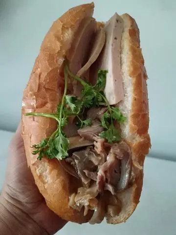 Hình ảnh Bánh mì phá lấu - chả lụa 